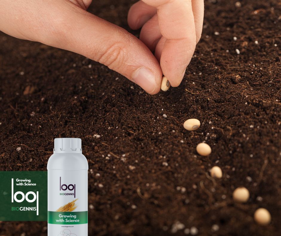 Agricultor cultivando en un suelo agrícola fértil para evaluar su impacto en la rentabilidad del cultivo